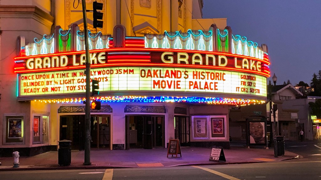 Grand Lake Theater at night | Daniel Ramirez | Flickr