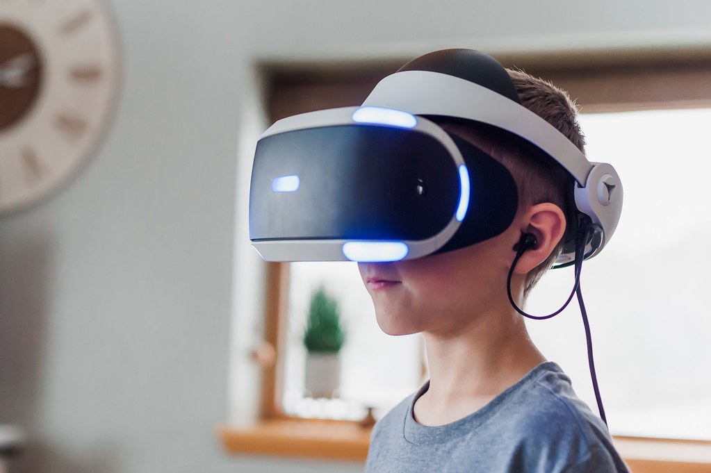 Kid using virtual reality headset - Credit to https://homegets.com/