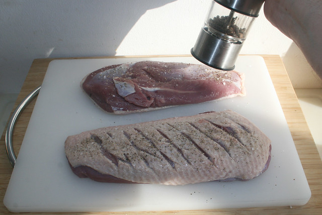 15 - Entenbrust beidseitig mit Salz & Pfeffer würzen / Season duck breast from both sides with salt & pepper