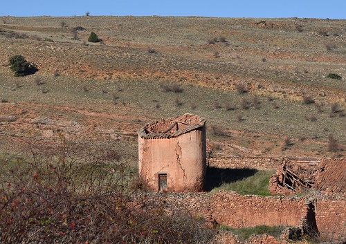 🇪🇸 🇪🇺 Palomar en ruinas (Cuevas de Ayllón, Castilla y León, España, 7-12-2019) by Juanje Orío, <b>Artículo en Wikipedia: <a href="https://es.wikipedia.org/wiki/Cuevas_de_Ayll%c3%b3n" rel="norefer