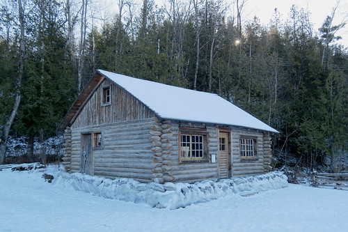 The Beehler Cabin (1920s) at the Fairbairn House (1861) in Wakefield, Québec