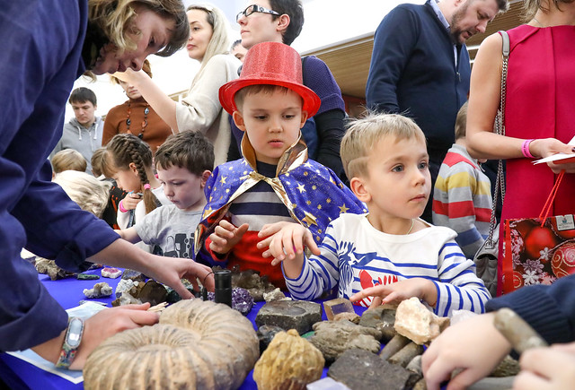 Новогоднее научное шоу «Академия чудес» в Российской государственной детской библиотеке.
