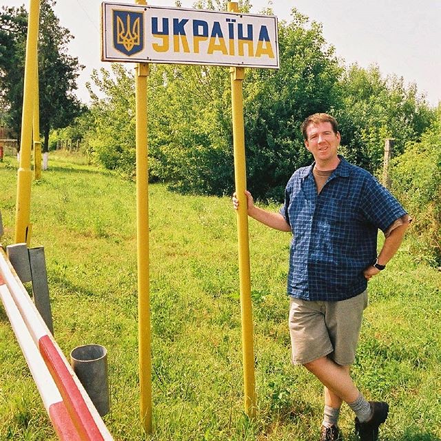 From the archives: Somewhere on the periphery of Ukraine (bordering Slovakia), back when I wore a watch. Also, my basic look never seems to change. 👀 . . . . #travel #travelmemories #archives #fromthearchives #Slovakia #Ukraine #digitalnomad #housesi