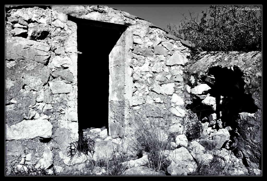 Porte d'une maison en ruines