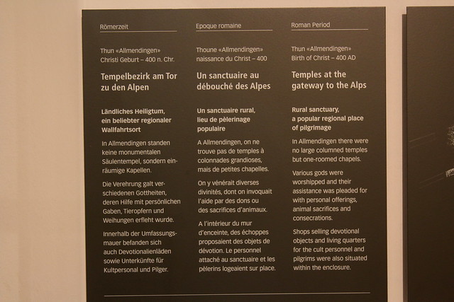 Hinweisschild - Hinweistafel zum Tempelbezirk Thun - Allmendingen im historischen Museum Bern in der Stadt Bern im Kanton Bern der Schweiz