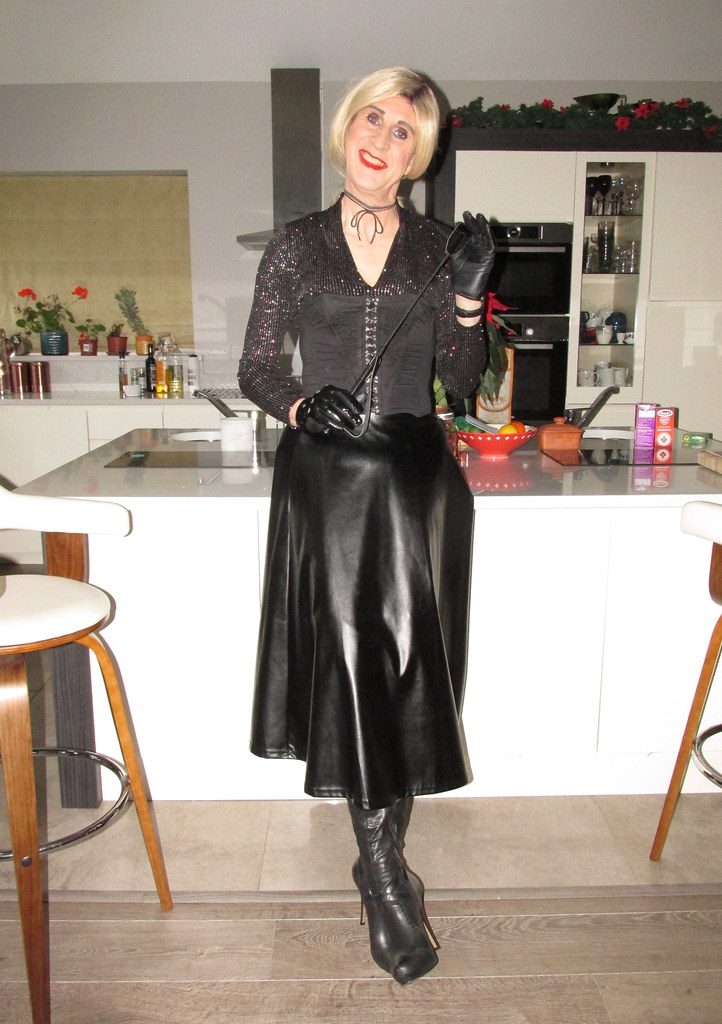 IMG_6610 | Long leather skirt fetish styled..... Caressing m… | Flickr