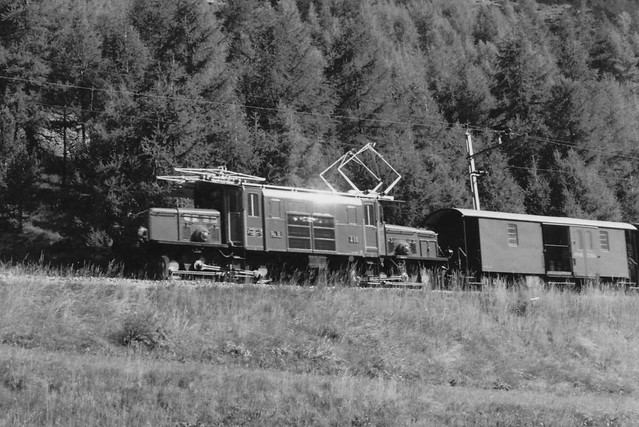 SLMNr 2756 : Rhätische Bahn RhB Krokodil - Lokomotive Ge 6/6 I 404 ( Hersteller SLM Nr. 2756 - BBC MFO - Baujahr 1921 - Abbruch um 1984 - Foto Mario Stefani von Nr. 410 - 19.08.1971 ) bei Madulain - La Punt im Kanton Graubünden der Schweiz