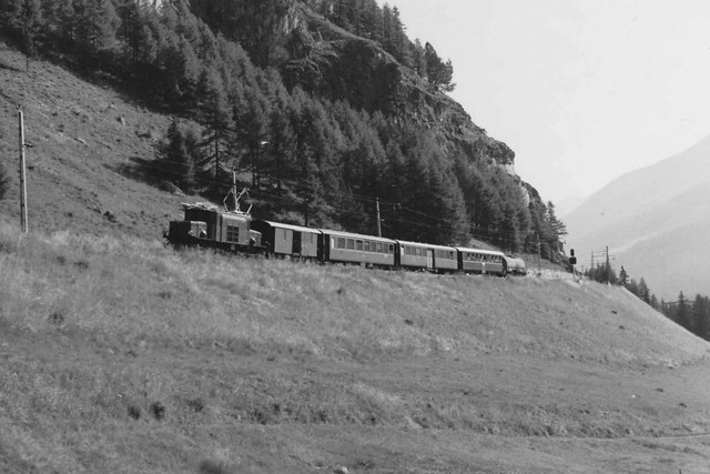 SLMNr 2757 : Rhätische Bahn RhB Krokodil - Lokomotive Ge 6/6 I 405 ( Hersteller SLM Nr. 2757 - BBC MFO - Baujahr 1921 - Abbruch um 1984 - Foto Mario Stefani von Nr. 410 - 19.08.1971 ) bei Madulain - La Punt im Kanton Graubünden der Schweiz