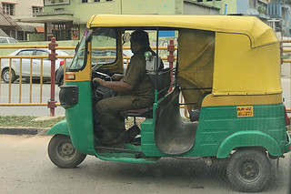 Bangalore - Street scene tuktuk