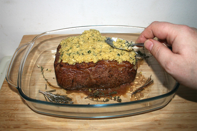 50 - Roastbeef mit Senf-Kräuter-Mix bestreichen / Dredge roastbeef with mustard herb mix