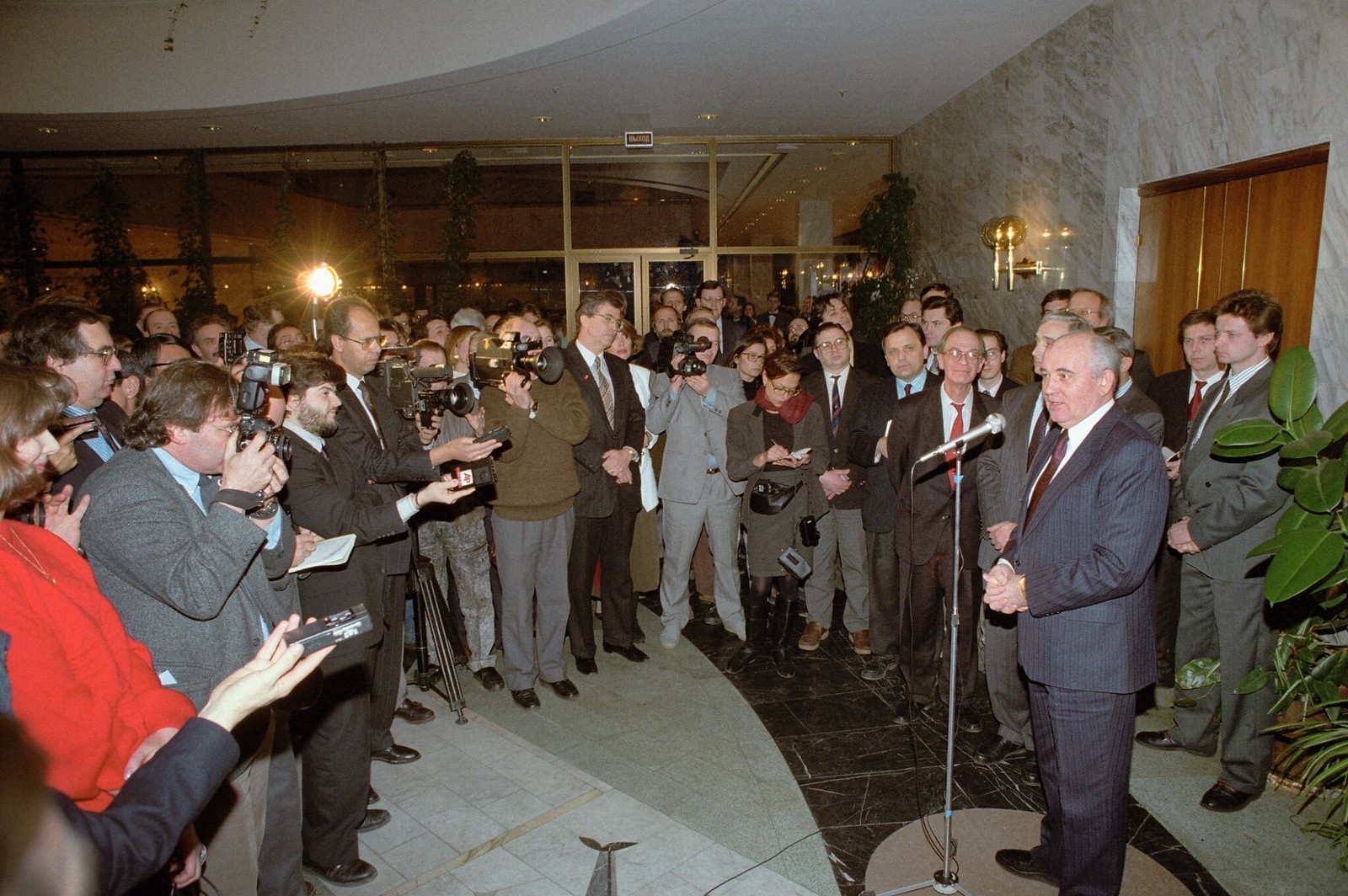 Бывший президент СССР Михаил Сергеевич Горбачев проводит пресс-конференцию после объявления о своем уходе 29 декабря 1991 года
