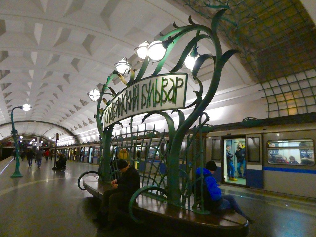 Slavyansky Bulvar metro station, Moscow