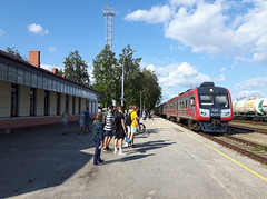 Dīzeļvilciens DR1AC piebrauc Valmieras dzelzceļa stacijā, 20.07.2019.