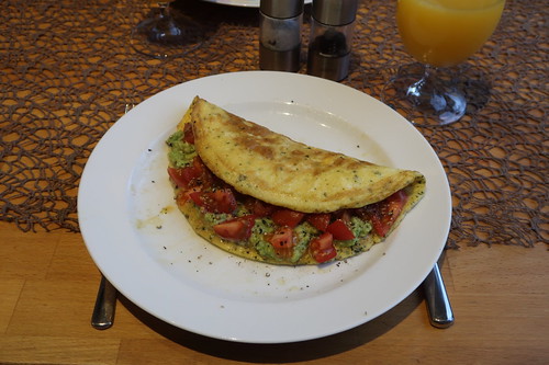 Koriander-Omelett mit Tomaten-Avocado-Füllung (mein Teller)