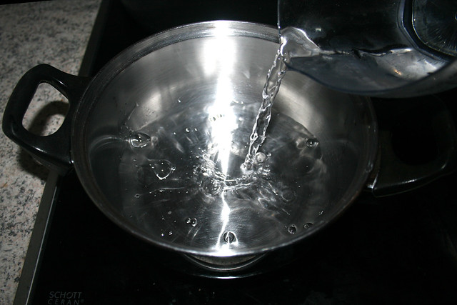 42 - Wasser in kleinem Topf erhitzen / Heat up water in small pat