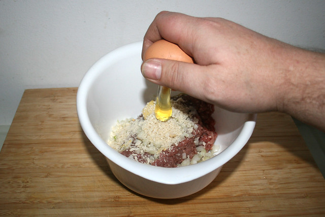20 - Ei aufschlagen / Add egg