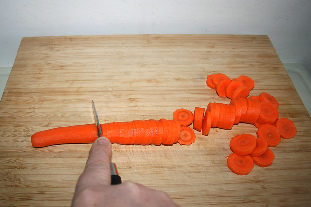 12 - Möhren in Scheiben schneiden / Cut carrots in slices