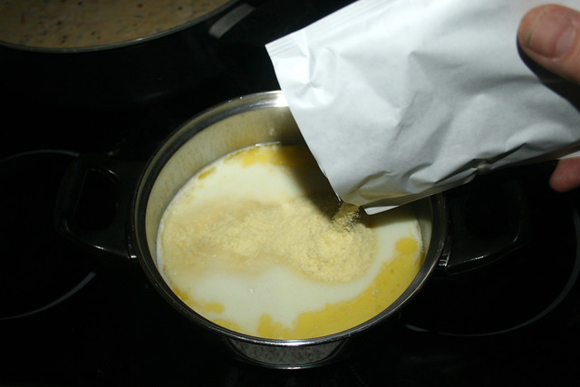 51 - Kartoffelpüreeflocken einstreuen / Intersperse mashed potatoe flakes