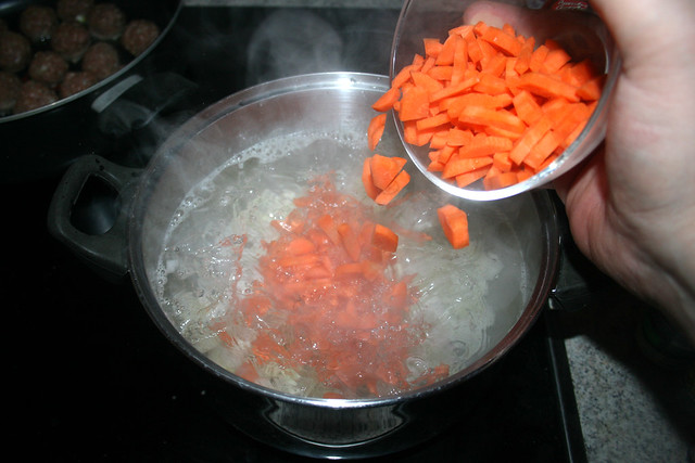 31 - Möhren in Topf geben / Add carrots