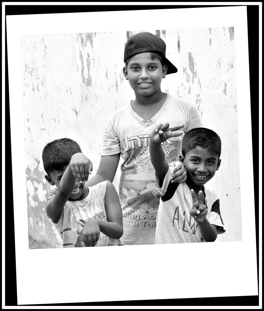 Yeah man....Jeunesse du Sri Lanka ici dans une petite rue Jaffna .