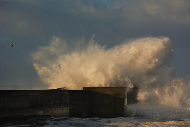 Giant waves in Douro river mouth