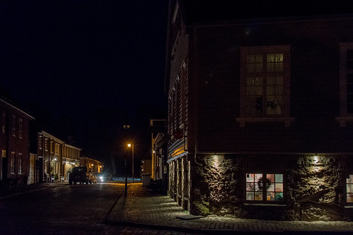 dark night light shadow late fredrikstad trip travel norway nikon d7500 dslr 35mm 18f blue yellow black red colours colors 2020 view sights cityscape