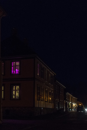 yellow dark night light shadow late fredrikstad trip travel norway nikon d7500 dslr 35mm 18f blue black red colours colors 2020 view sights cityscape