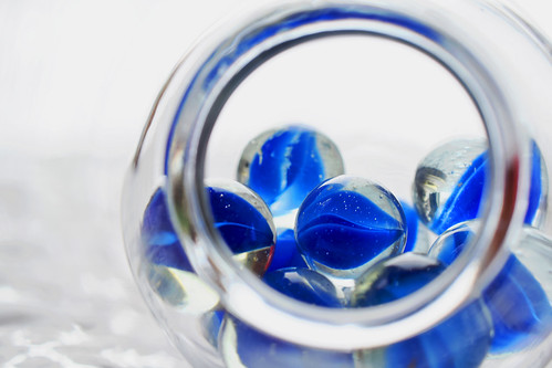 marbles bille blue nikon lumière bleu verre vitre contained contenant macromondays d5300 jpdu12 jeanpierrebérubé