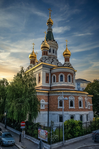 church orthodox eastorthodox russian temple towers steeples domes gold golden gilded colourful color colour trees green street cars sky skyline skyscape sunset leica typ109 dlux lightroom luminar 4 luminar4 ai intelligent automated lazy kitsch postcard