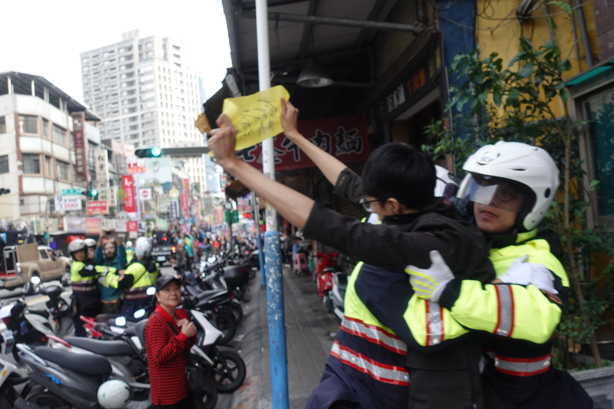 警方排除在街上抗議的自救會成員。（攝影：張智琦）