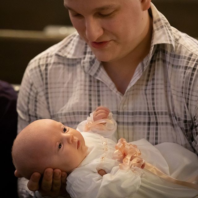 Måste jag tro på Gud för att låta döpa mitt barn? Vi har samlat svar på vanliga frågor om dop på dopet.fi, länk i profilen. 💧 #dopet #dop #enbartdetbästaförlillen #enbartdetbästa #pienelleparasta #gud #tro #dopfest #fadder #fadderskap #gudbarn #ma
