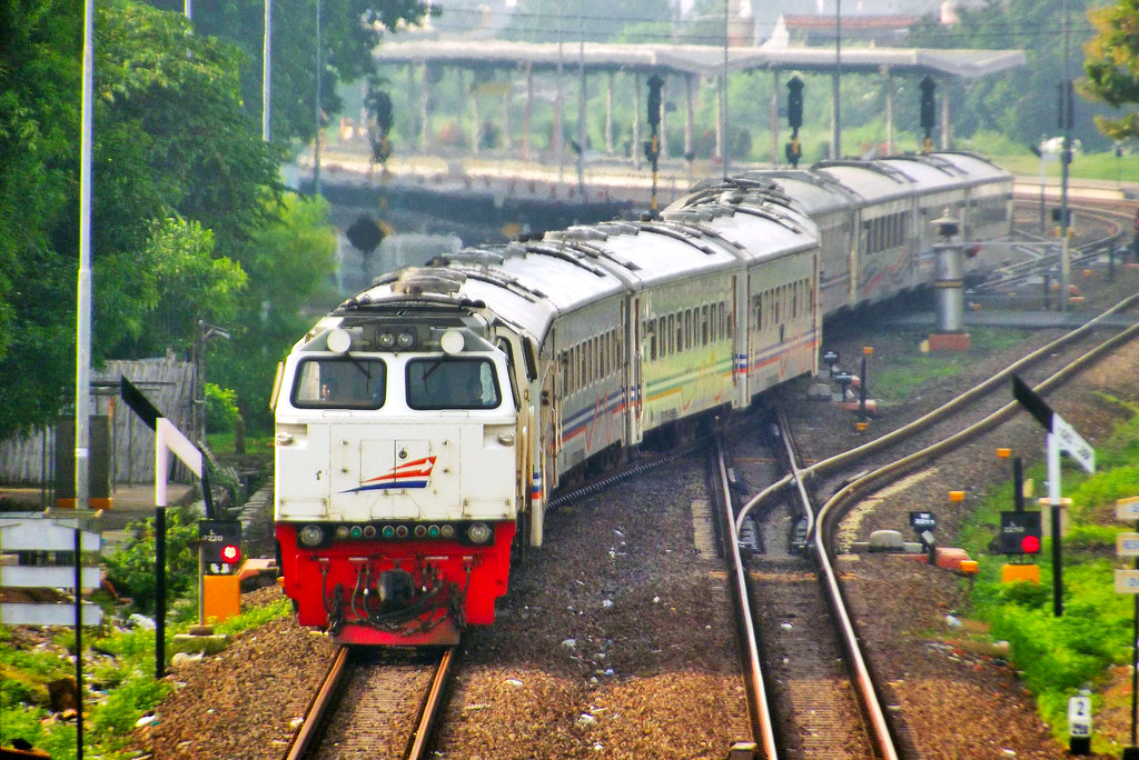 Kereta Api Anjasmoro Berangkat Cirebon Prujakan