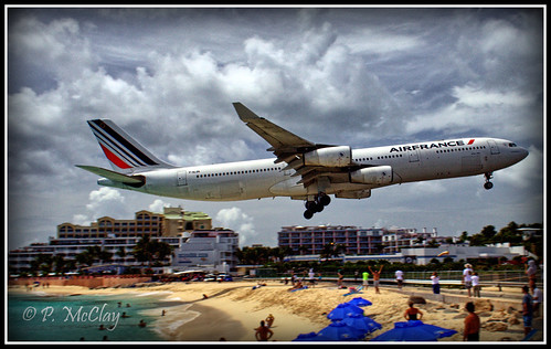 airfrance airplane beach stmaarten airport landing caribbean umbrella mahobeach mahobay ocean people hotels sky sand clouds blue sunsetbeachbar canon eos slr t1i rebel flickr outside outdoors