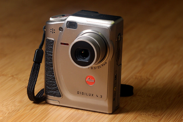 Leica Digilux 4.3 aka Fujifilm Finepix 4700 Zoom with red dot added