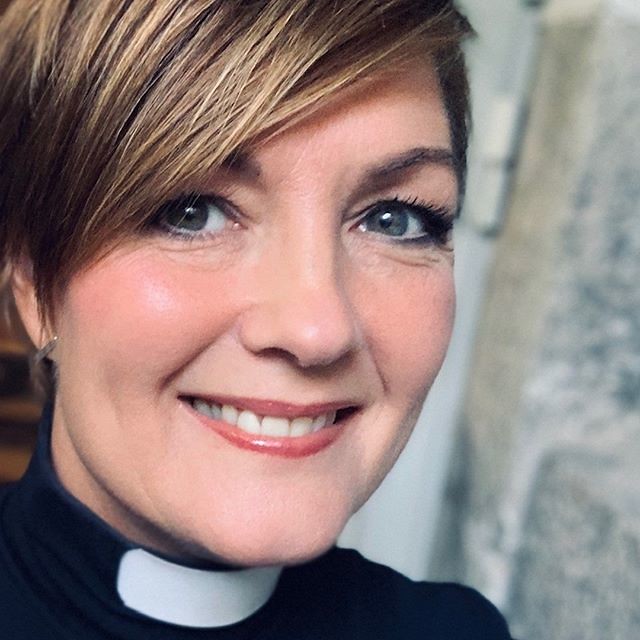 Prästen Maria Sundblom-Lindberg pratar om måendet, relationen, sexualitet, ekonomi och jämställdhet under dopsamtalet. Läs hela intervjun 