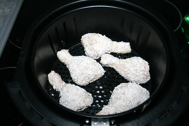 24 - Hähnchenschenkel in Frittierkorb legen / Put chicken legs in deep-fry basket