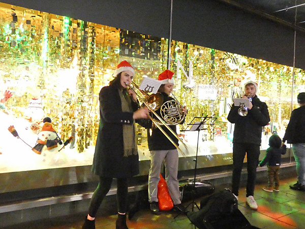 musiciens devant chez John Lewis