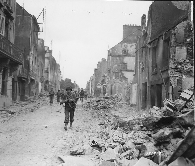 SC 191719 - Advance guard of 29th Infantry Division entering St. Lo, France. July 20, 1944.