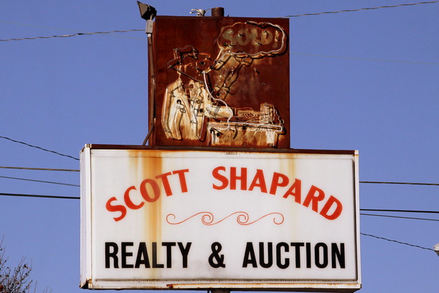 Neon Auctioneer Sign - Shelbyville, TN