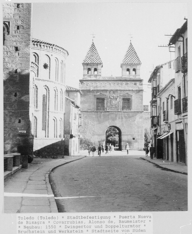 Puerta de Bisagra, parte trasera, en Toledo hacia 1955 fotografiado por Walter Schröder © Bildarchiv Foto Marburg