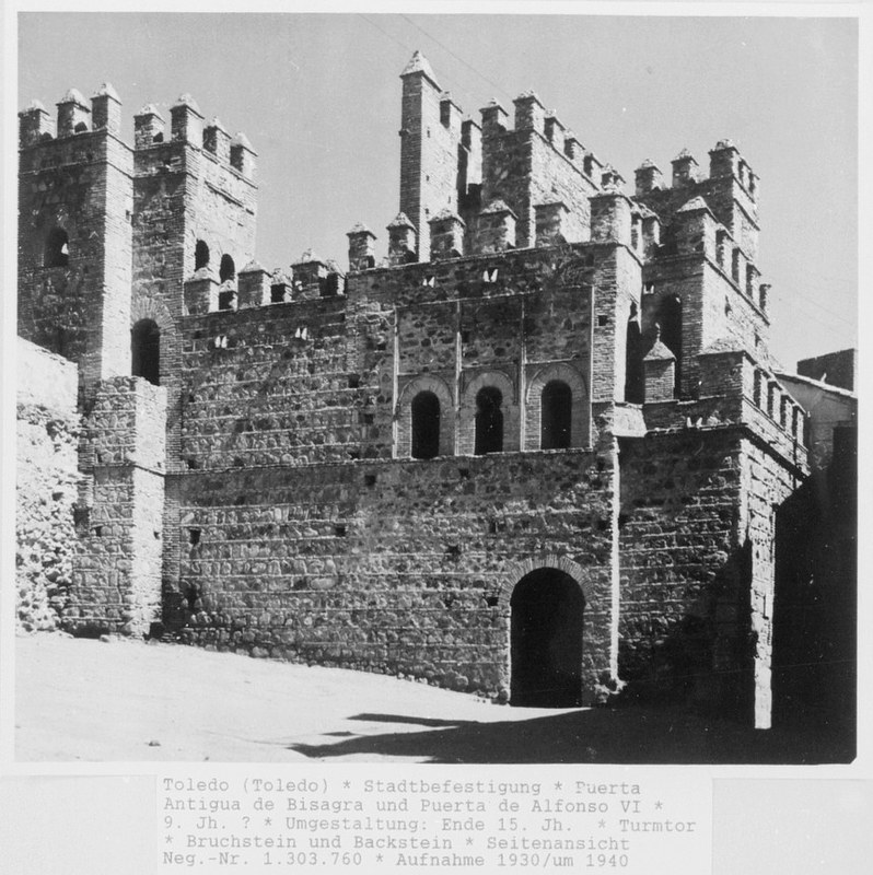 Puerta vieja de Bisagra en Toledo hacia 1955 fotografiado por Walter Schröder © Bildarchiv Foto Marburg