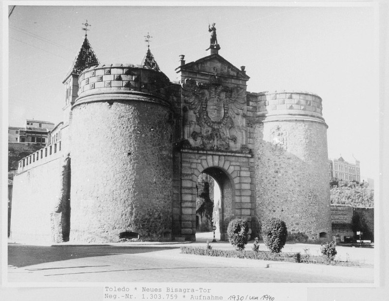 Puerta de Bisagra en Toledo hacia 1955 fotografiado por Walter Schröder © Bildarchiv Foto Marburg