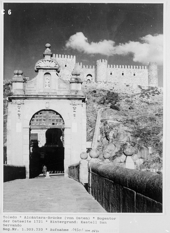 Puente de Alcántara y Castillo de San Servando en Toledo hacia 1955 fotografiado por Walter Schröder © Bildarchiv Foto Marburg