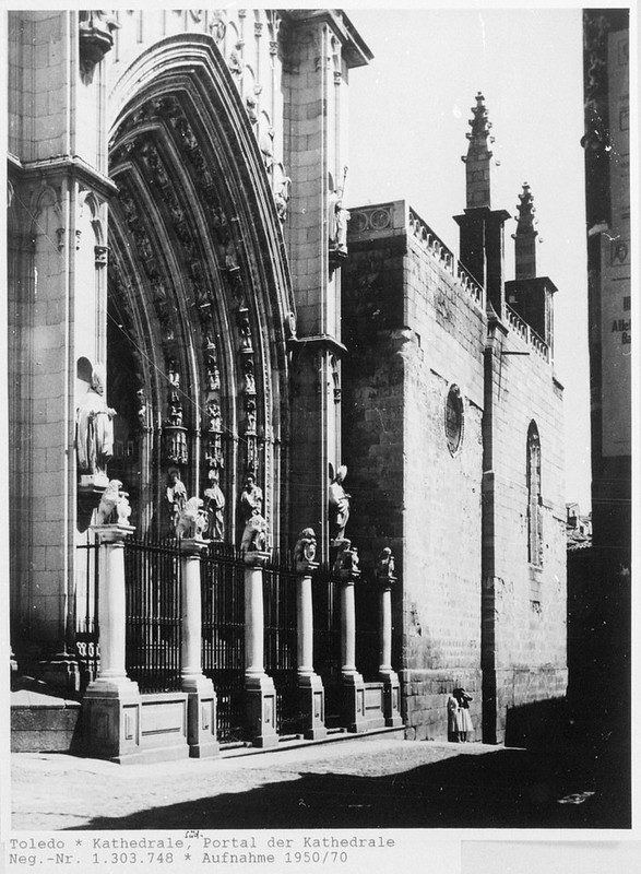 Puerta de los Leones de la Catedral de Toledo hacia 1955 fotografiado por Walter Schröder © Bildarchiv Foto Marburg
