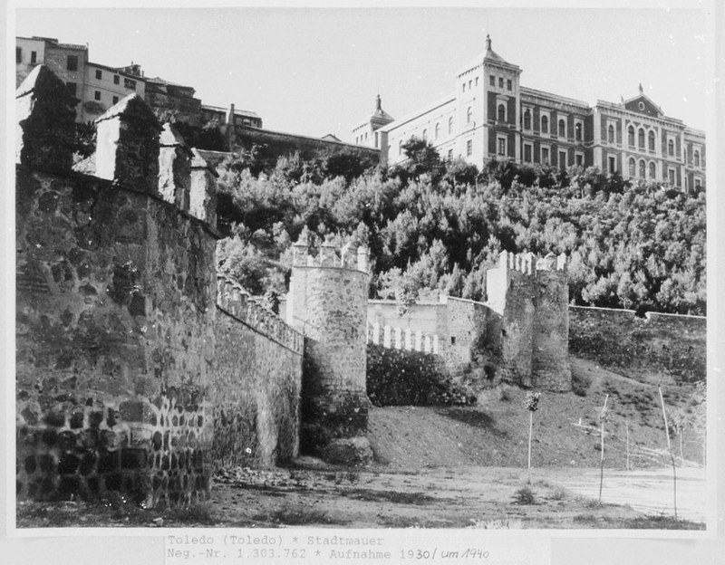 Talud de la diputación repoblado de árboles y muralla de Toledo hacia 1955 fotografiado por Walter Schröder © Bildarchiv Foto Marburg