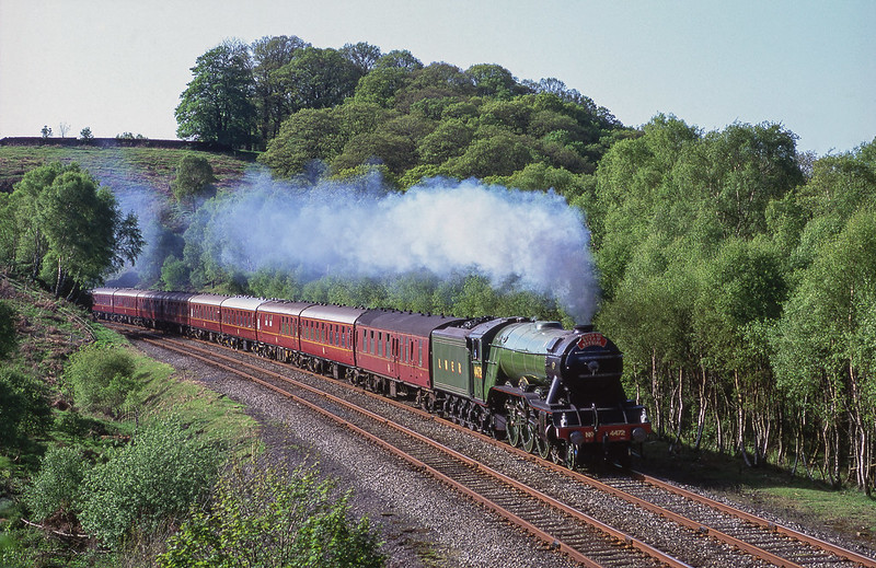 4472 'Flying Scotsman' leaves Baron Wood Tunnels and heads south hauling 'The Guild 92 Steam Special' on May 16th 1992.
(Rescan and Process)