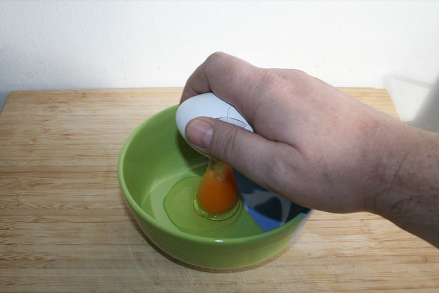 08 - Ei aufschlagen / Open egg