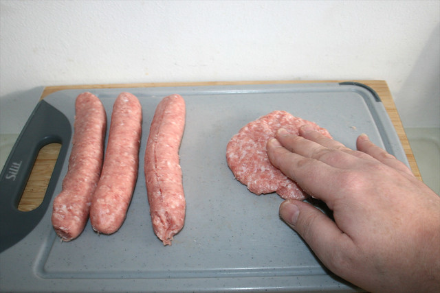 04 - Bratwursbrät plätten / Flatten sausage meat