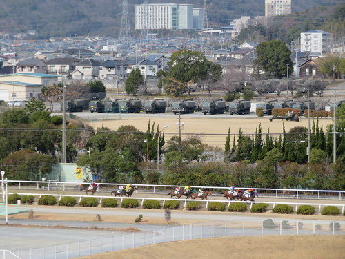姫路競馬場の自衛隊車両とレース