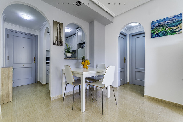 Apartament w Torrevieja i widok z salonu. Kolor drzwi jest obłędny i wyglada rewelacyjnie 👌❤️